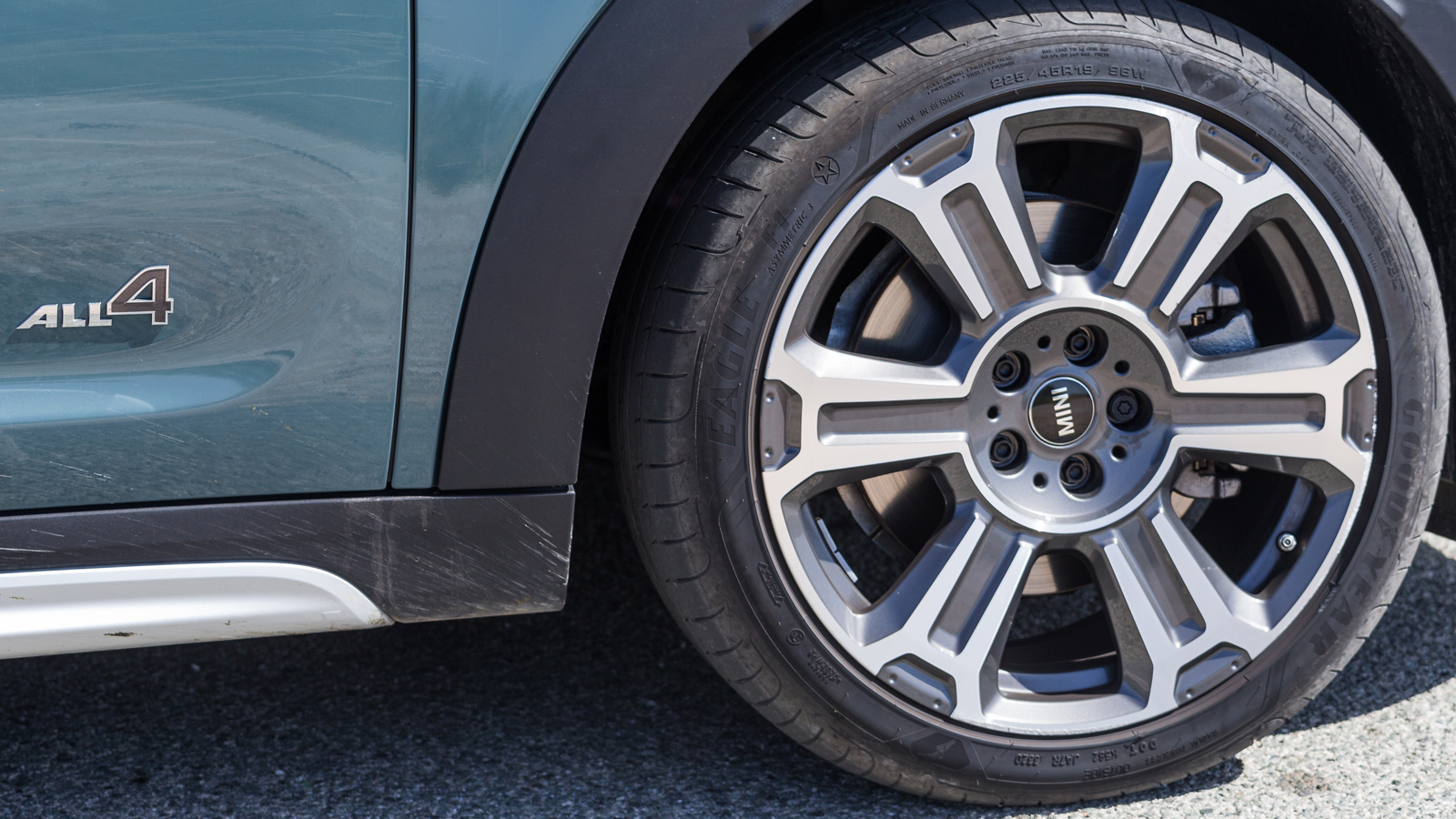 Η τιμή του Plug-In υβριδικού Mini Cooper SE Countryman ALL4 ξεκινά από τα 40.780 ευρώ και οι εκπομπές ρύπων περιορίζονται στα μόλις 39 γρ./χλμ. με απο